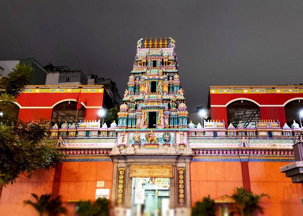 Visitors should follow the rules when entering the Mariamman Hindu Temple in Vietnam and respect the spiritual space
